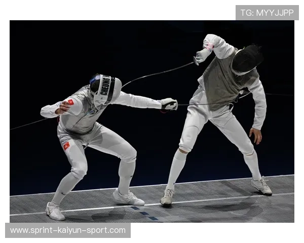 中国击剑队花剑直刺命中目标——在节拍与专注之间绽放胜利的光芒